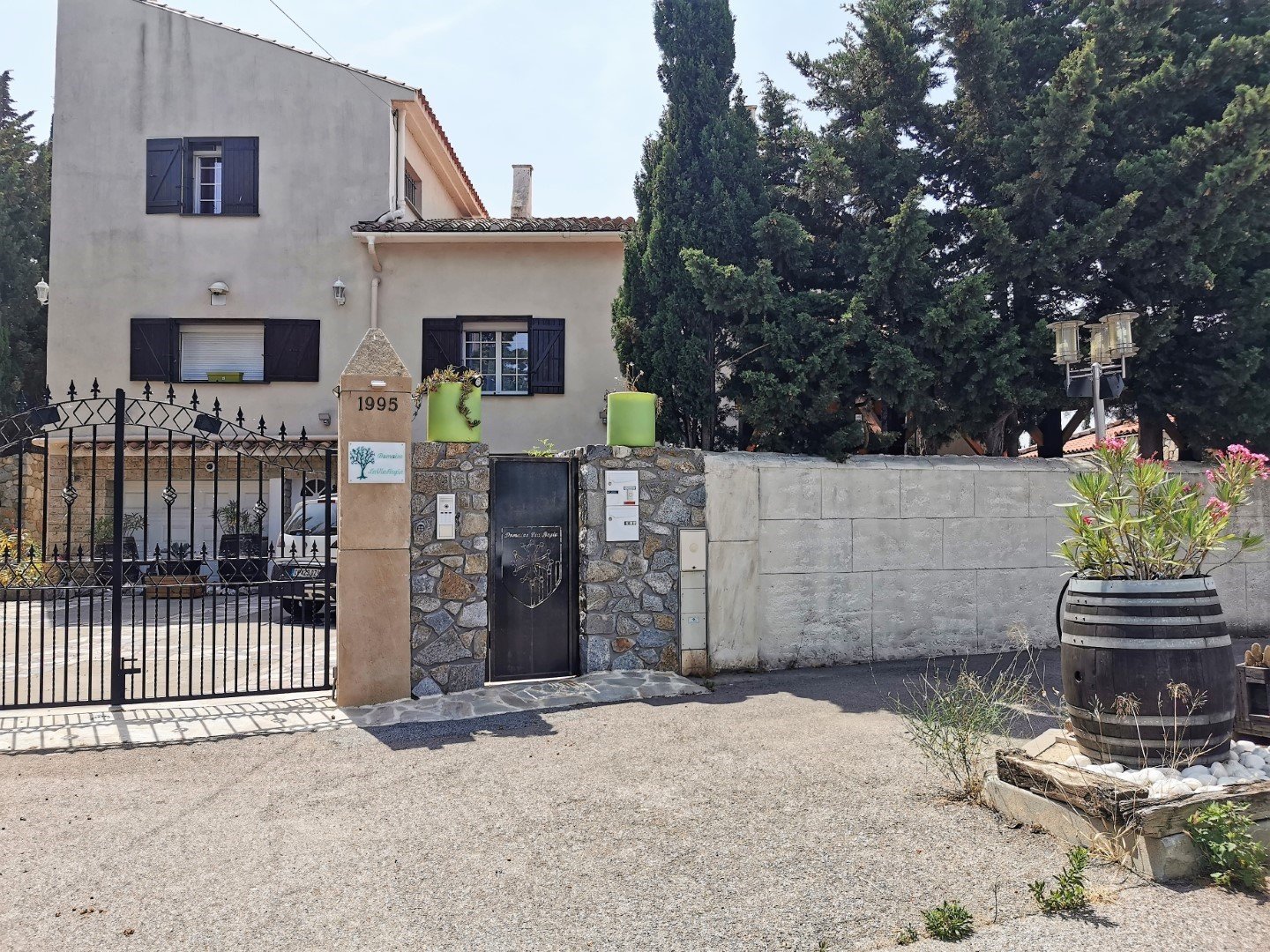 Domaine LaViaRegia   Location de gite   en arrivant coté rue (7)